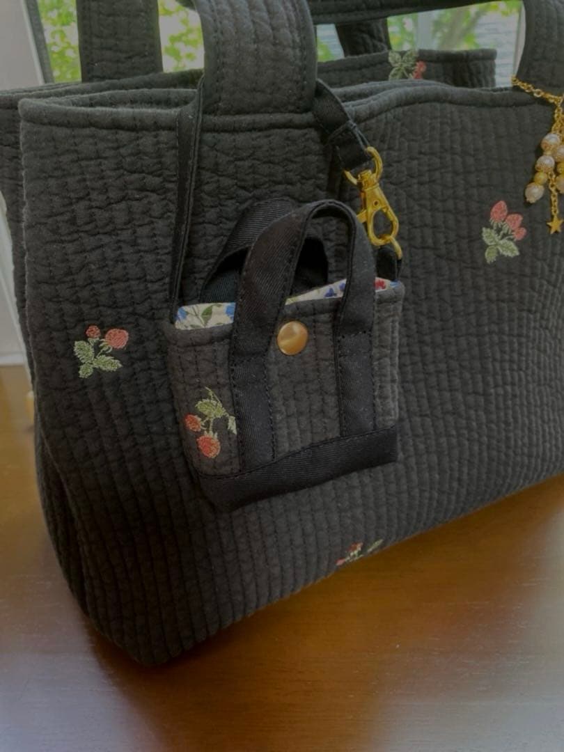 ブラック×いちご　3ルームズバッグ　ヌビバッグ　ハンドメイド