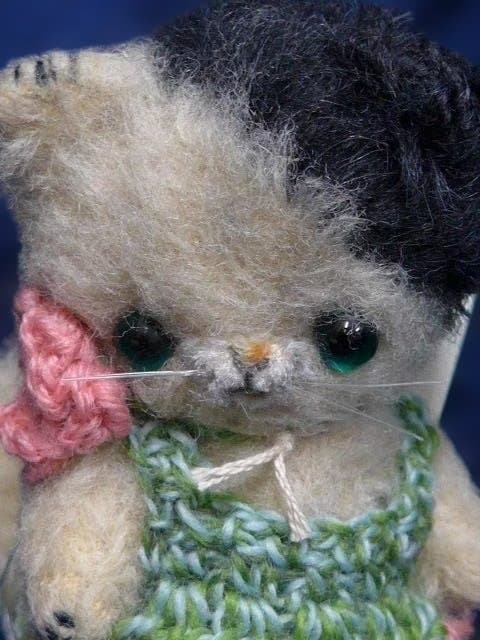 加茂さんの素晴らしい猫のぬいぐるみです。加茂さんの代表作になるものです