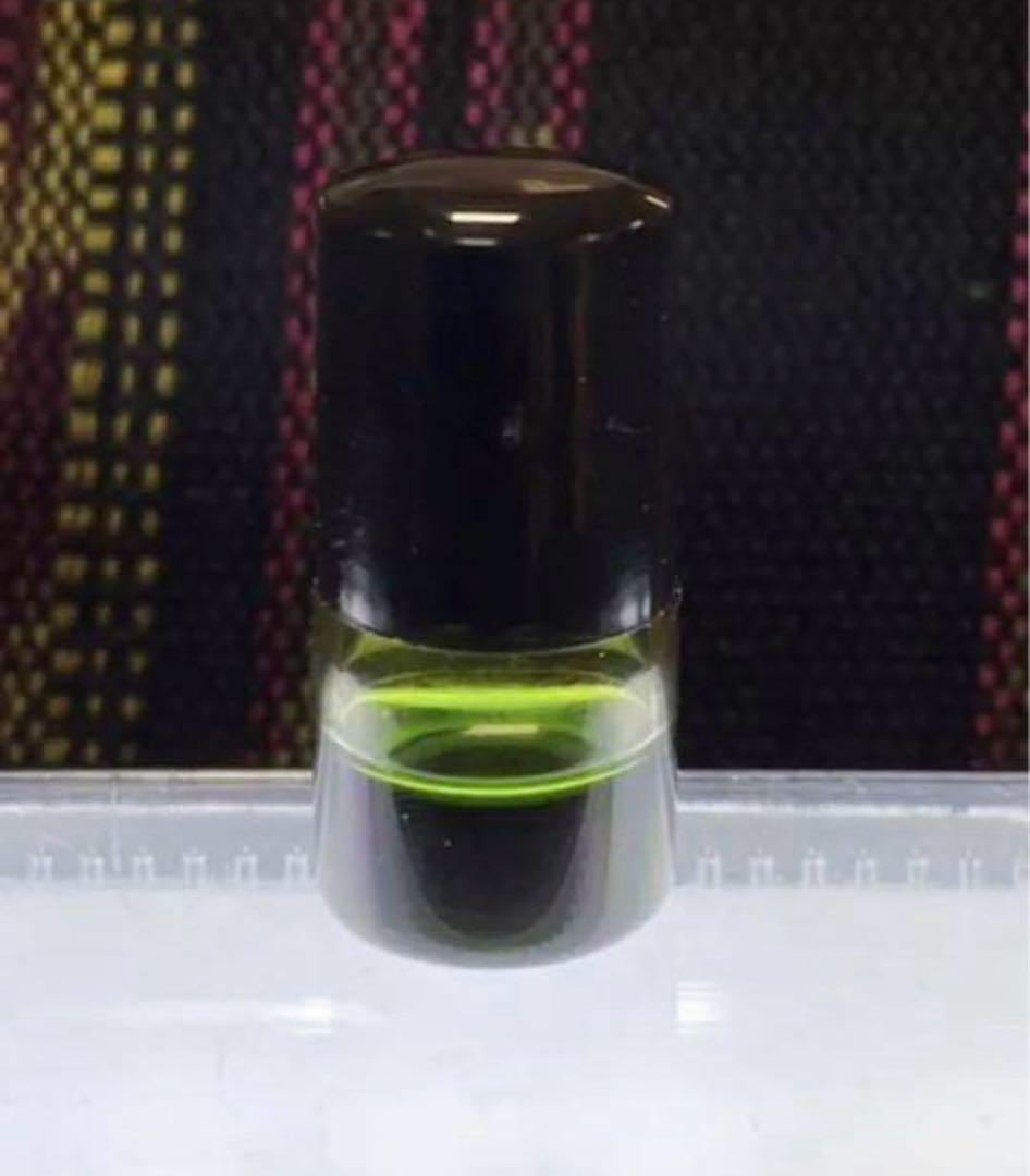 パプア沈香オイル1.8ml(ボトル満タンで1.8mlぐらいです)