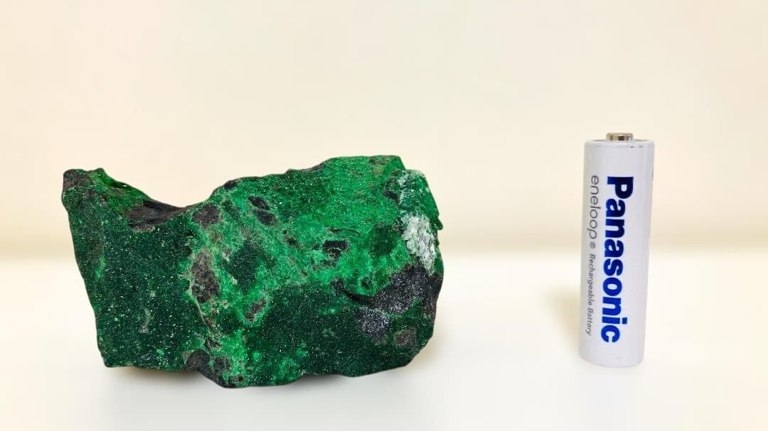 【春休みセール中！！】50g越えの超特大ウバロバイト（灰クロム柘榴石）緑の鉱物