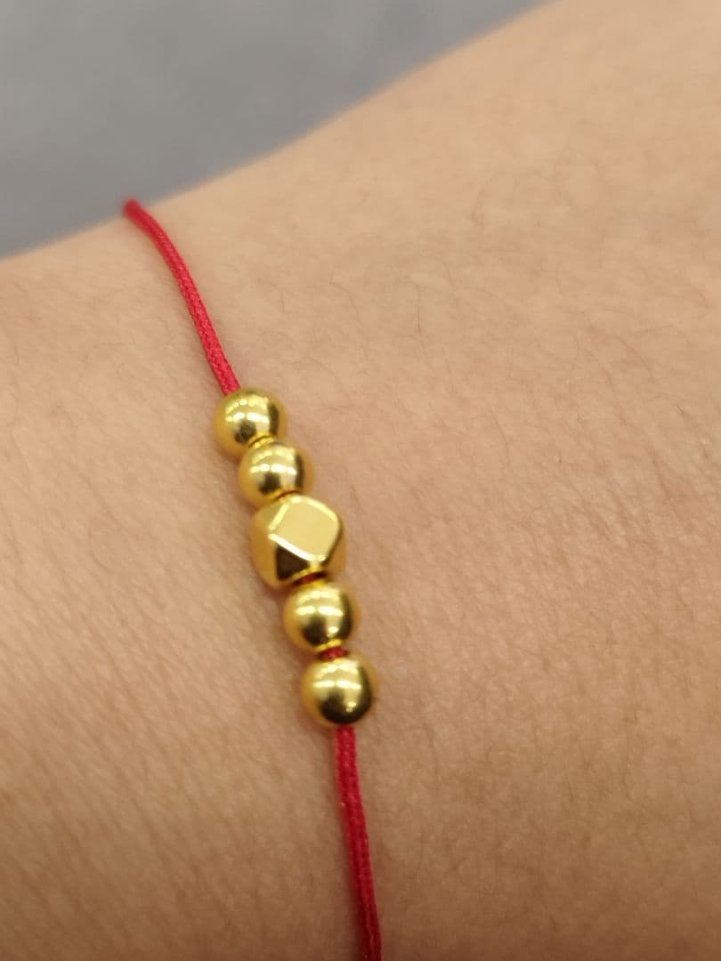 ハンドメイド 赤い紐のブレスレット