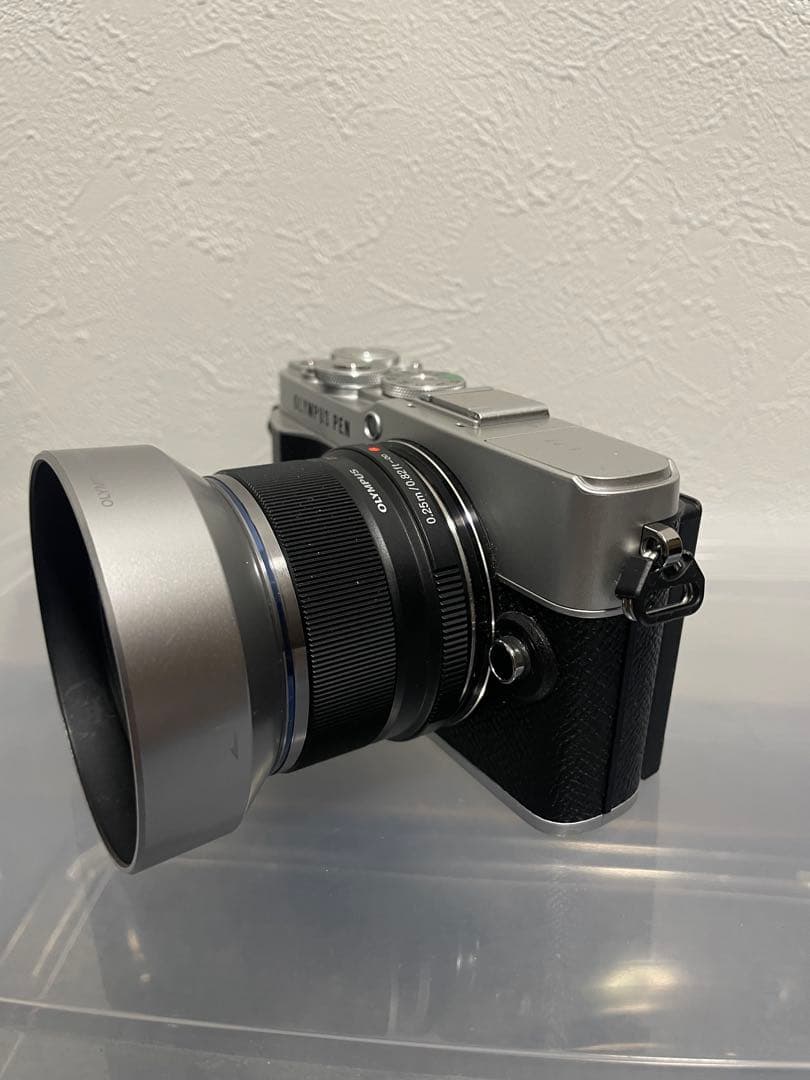 OLYMPUS PEN E-P7ボディと単焦点レンズ25mmのセット