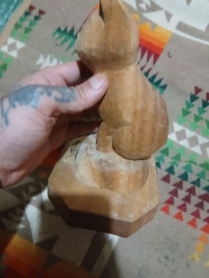 猫の木製彫刻 手彫り 約15cm