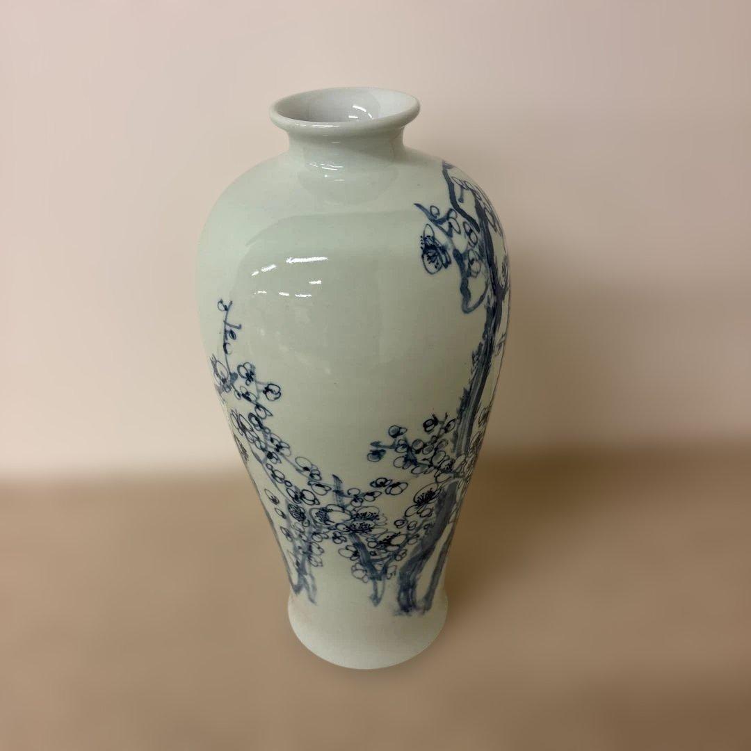青い花模様の陶器の花瓶