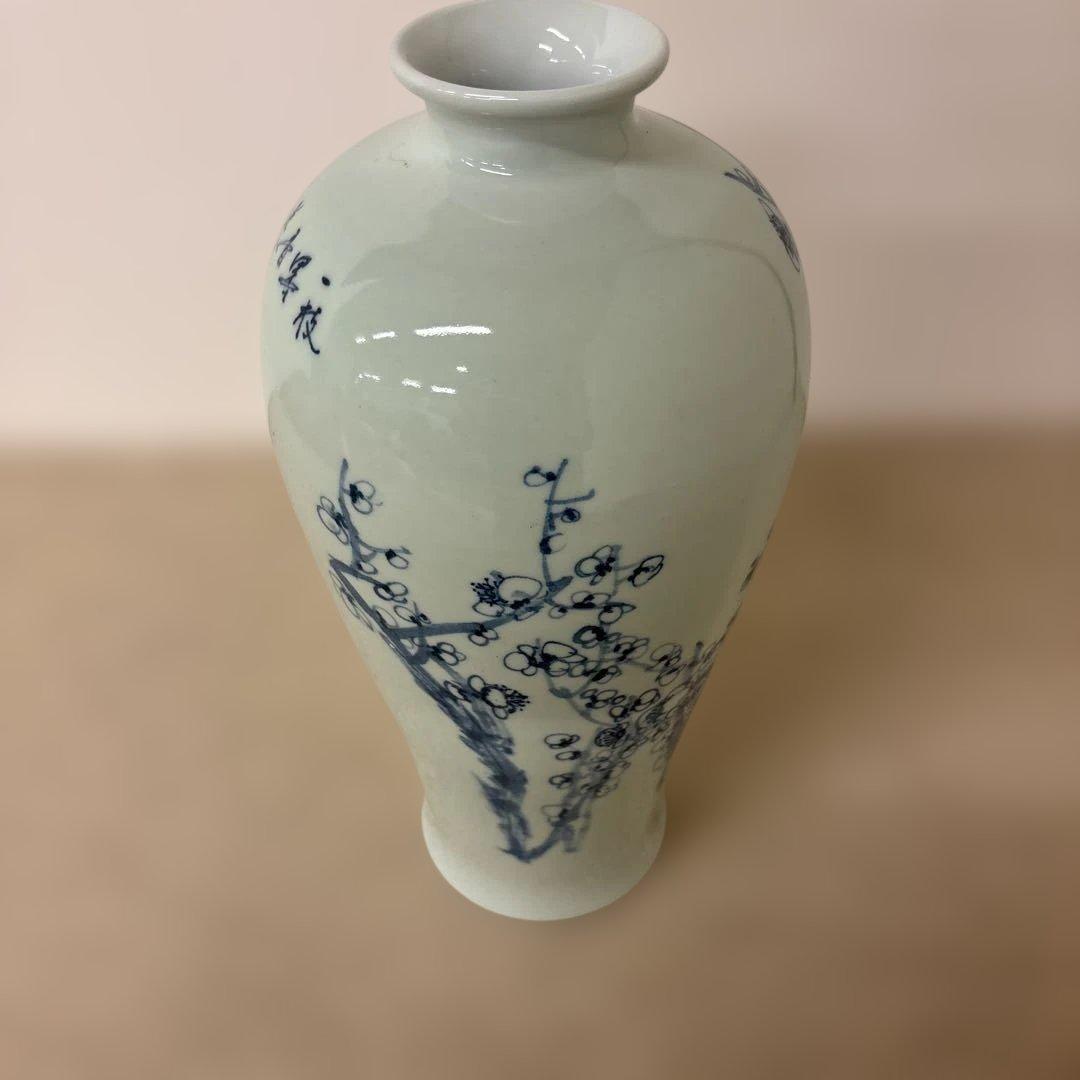 青い花模様の陶器の花瓶