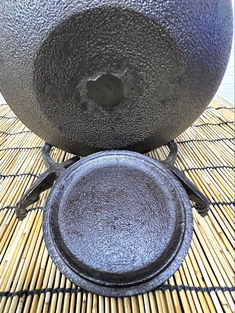 未使用品、供箱、栞付　南部秀山堂　佐藤 勝弘作　１８型アラレ　鉄瓶　南部鉄瓶