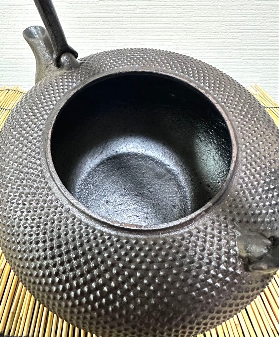未使用品、供箱、栞付　南部秀山堂　佐藤 勝弘作　１８型アラレ　鉄瓶　南部鉄瓶