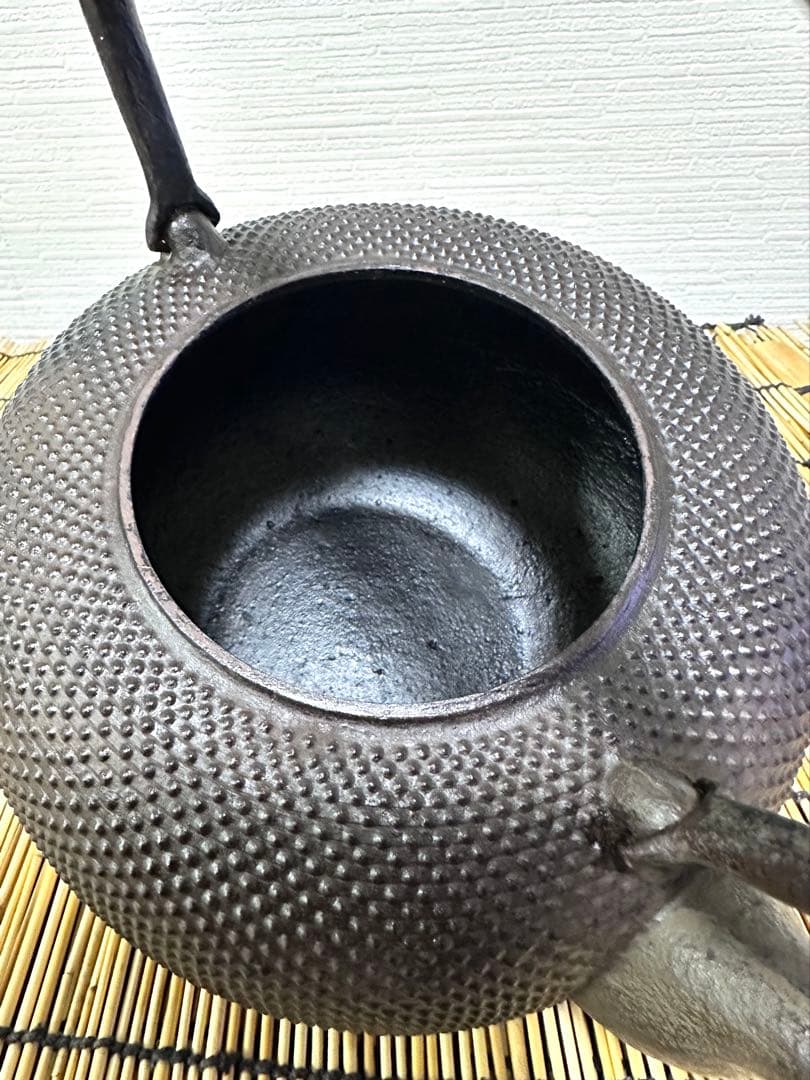 未使用品、供箱、栞付　南部秀山堂　佐藤 勝弘作　１８型アラレ　鉄瓶　南部鉄瓶