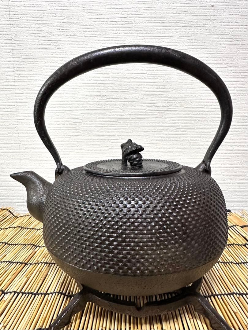 未使用品、供箱、栞付　南部秀山堂　佐藤 勝弘作　１８型アラレ　鉄瓶　南部鉄瓶