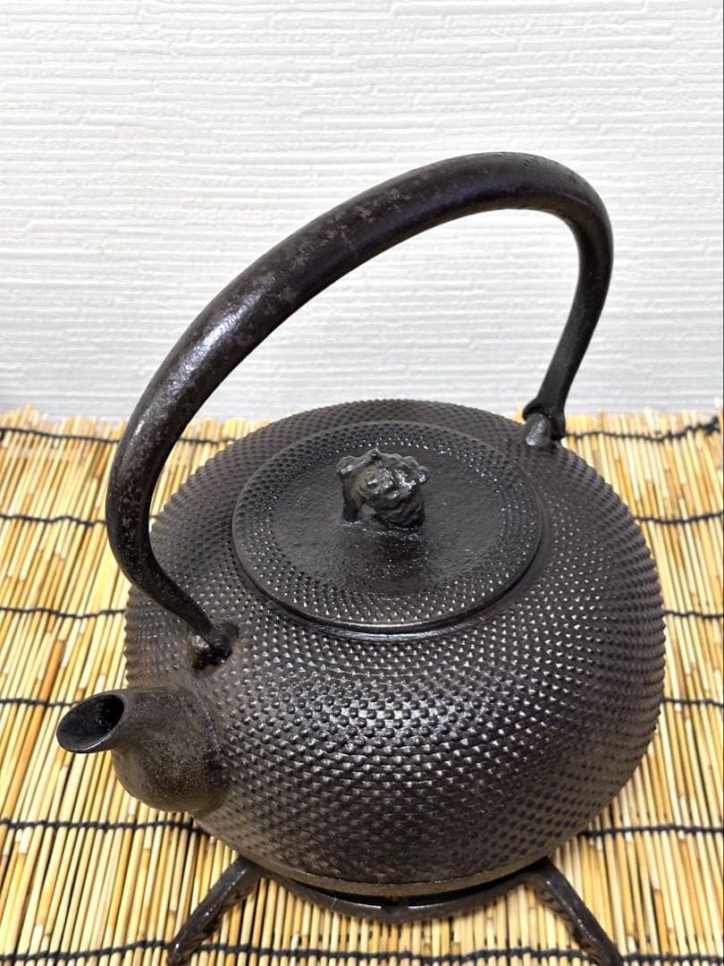 未使用品、供箱、栞付　南部秀山堂　佐藤 勝弘作　１８型アラレ　鉄瓶　南部鉄瓶