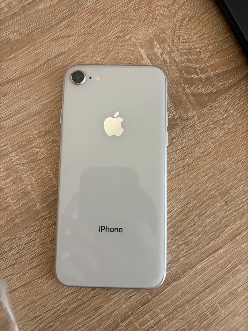 iPhone8 中古 シルバー 64GB SIMロック解除済み