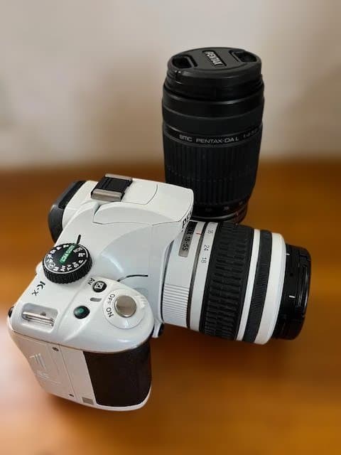 PENTAX K-x ホワイト レンズ付　55―300㎜　ズーム　カメラバック付