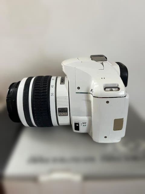 PENTAX K-x ホワイト レンズ付　55―300㎜　ズーム　カメラバック付