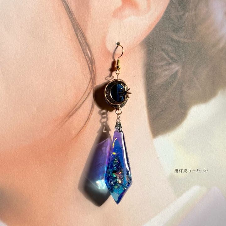 夜空色のペンデュラムと三日月鉱物ピアス　イヤリング★琉球ガラス入り　蓄光✴︎