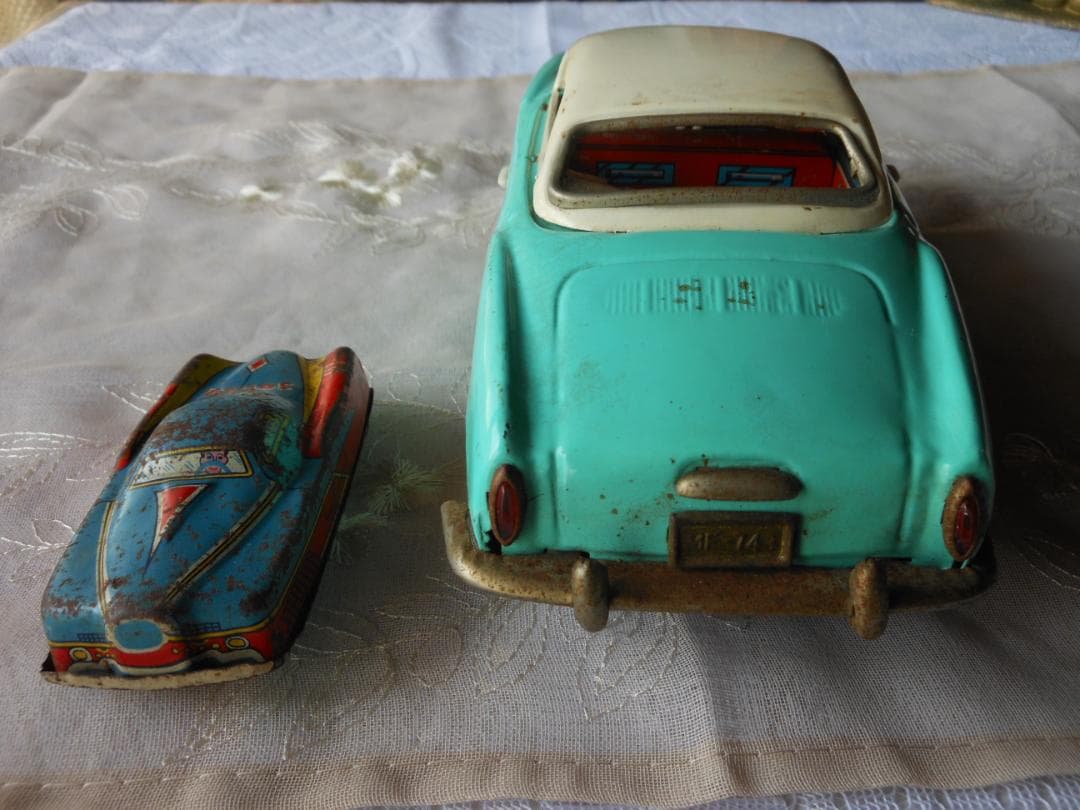 レトロクラシックカー 昭和のおもちゃ　ブリキのミニカー2台　レトロ玩具
