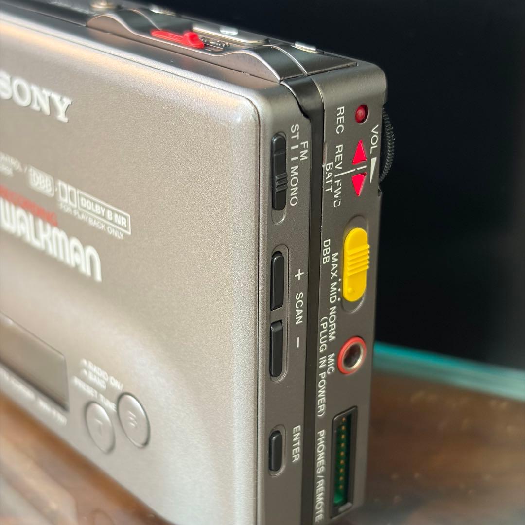SONY ソニー カセットウォークマン WM-F707 & 充電器　ジャンク扱い