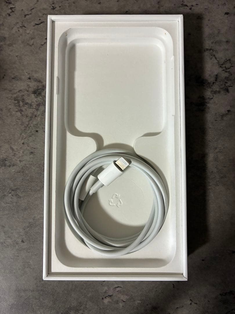 iPhone SE (第3世代) 64GB スターライト 本体　美品