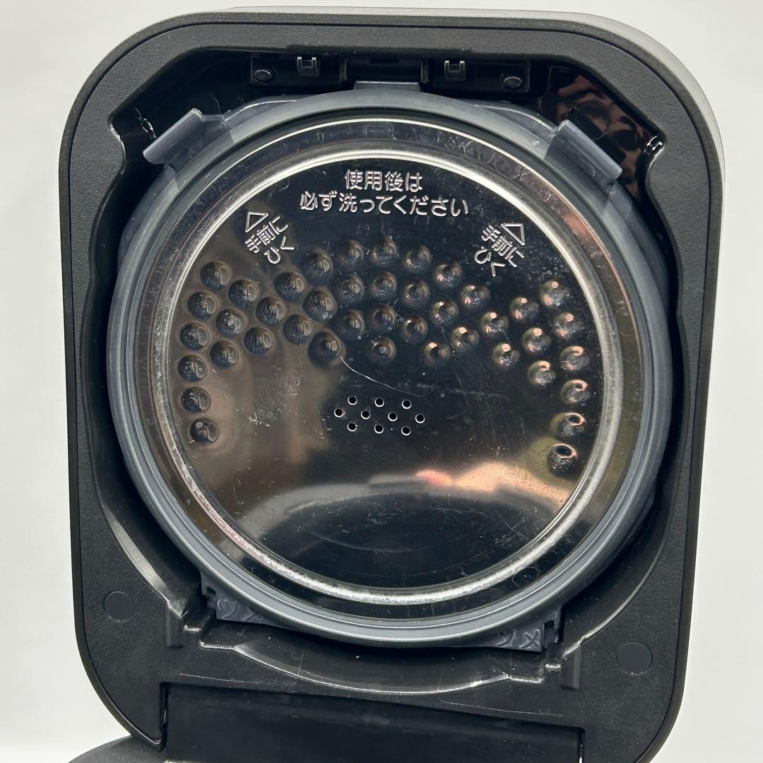 黒い炊飯器 シンプルデザイン