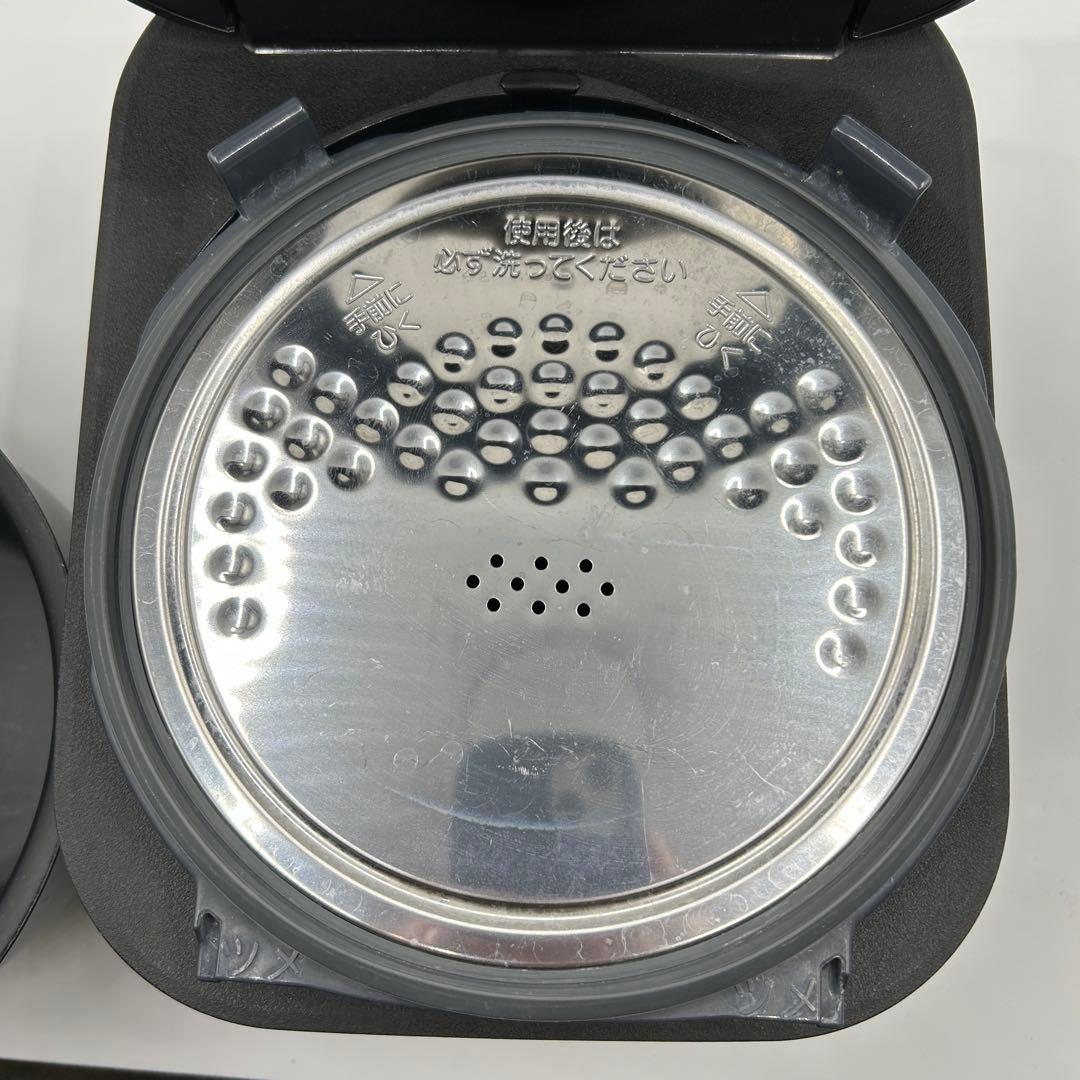 黒い炊飯器 シンプルデザイン