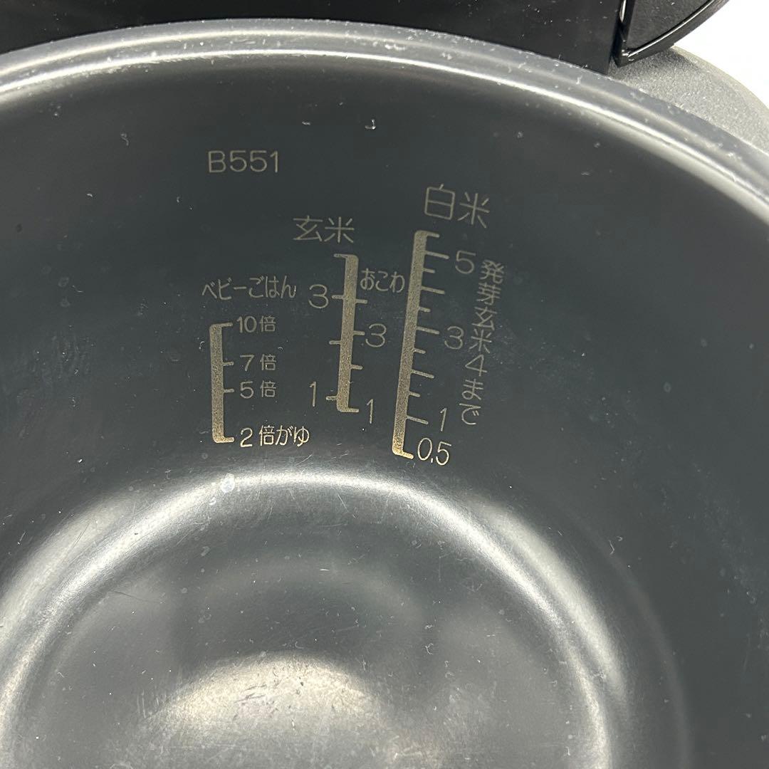 黒い炊飯器 シンプルデザイン