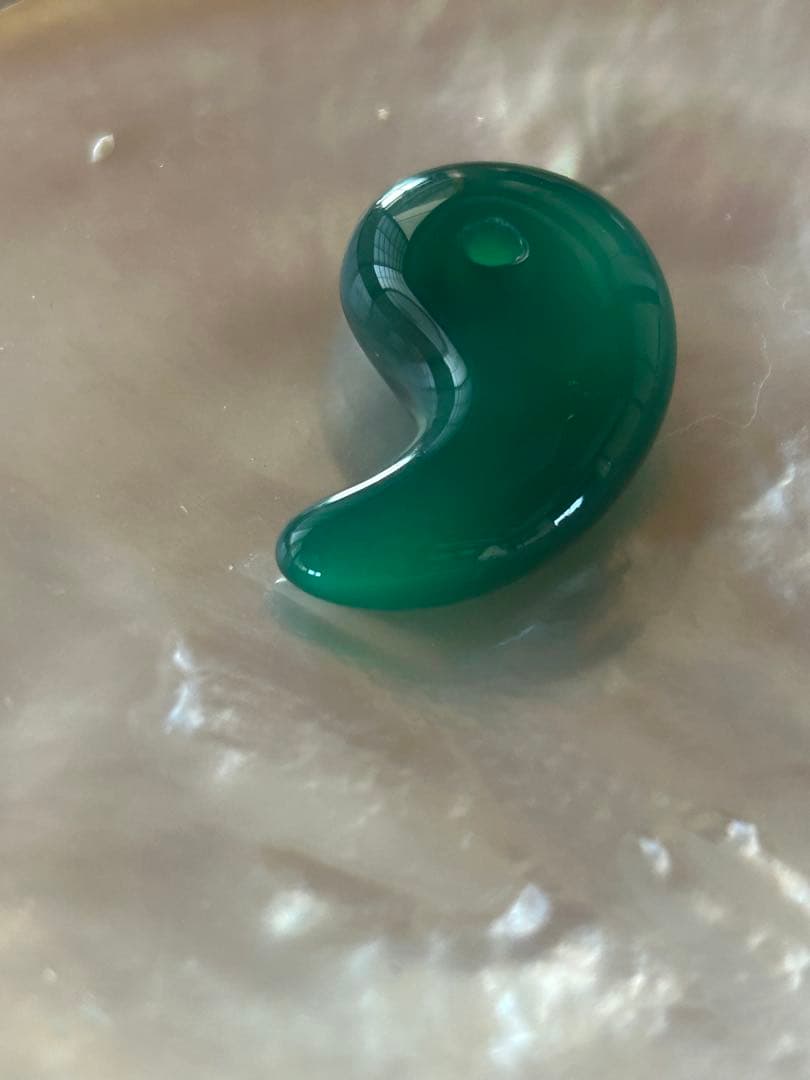 翡翠の勾玉　宝飾品　ペンダントトップ