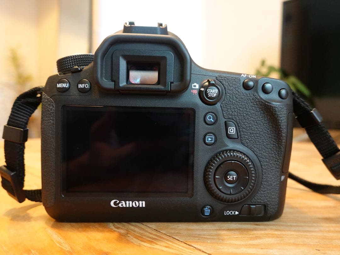 Canon EOS 6D デジタル一眼カメラ　ストロボ+純正レンズ50mm付き