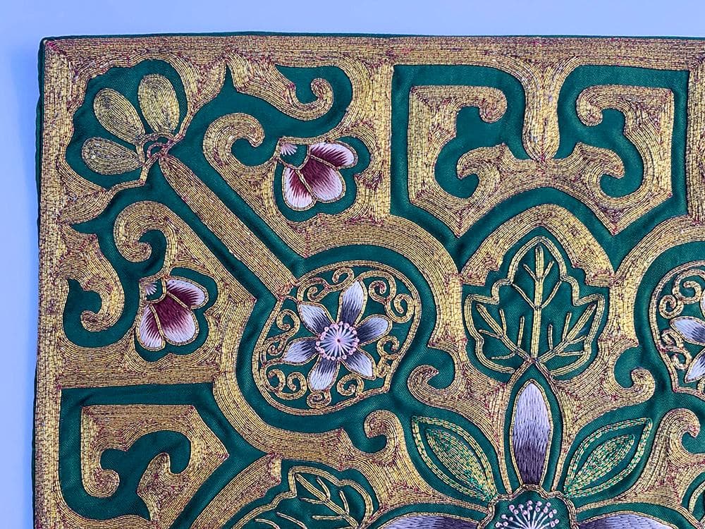 【繍】　★ 織繍 緑色綢地繍花卉紋敷片 ★　民国期　梅花梅葉 刺繍文様　明清繍品
