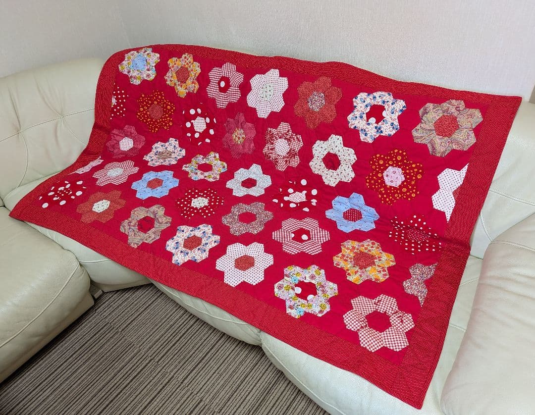 ハンドメイド　パッチワーク赤 花柄キルトマルチマット