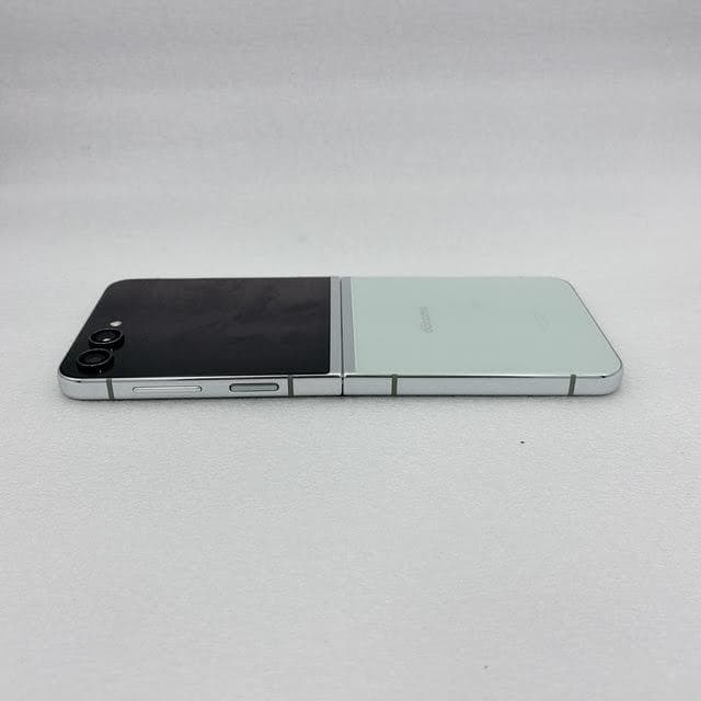 【未使用級】Samsung Galaxy Z Flip5 256GB 折りたたみ