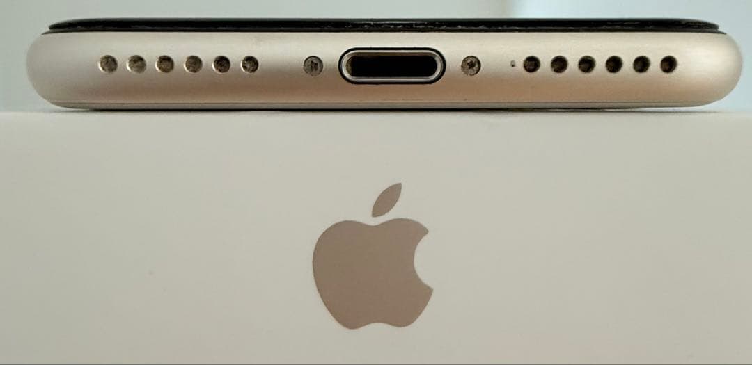 美品iPhone SE (第3世代) 本体 83%