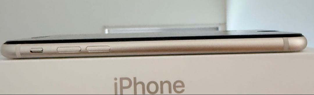 美品iPhone SE (第3世代) 本体 83%