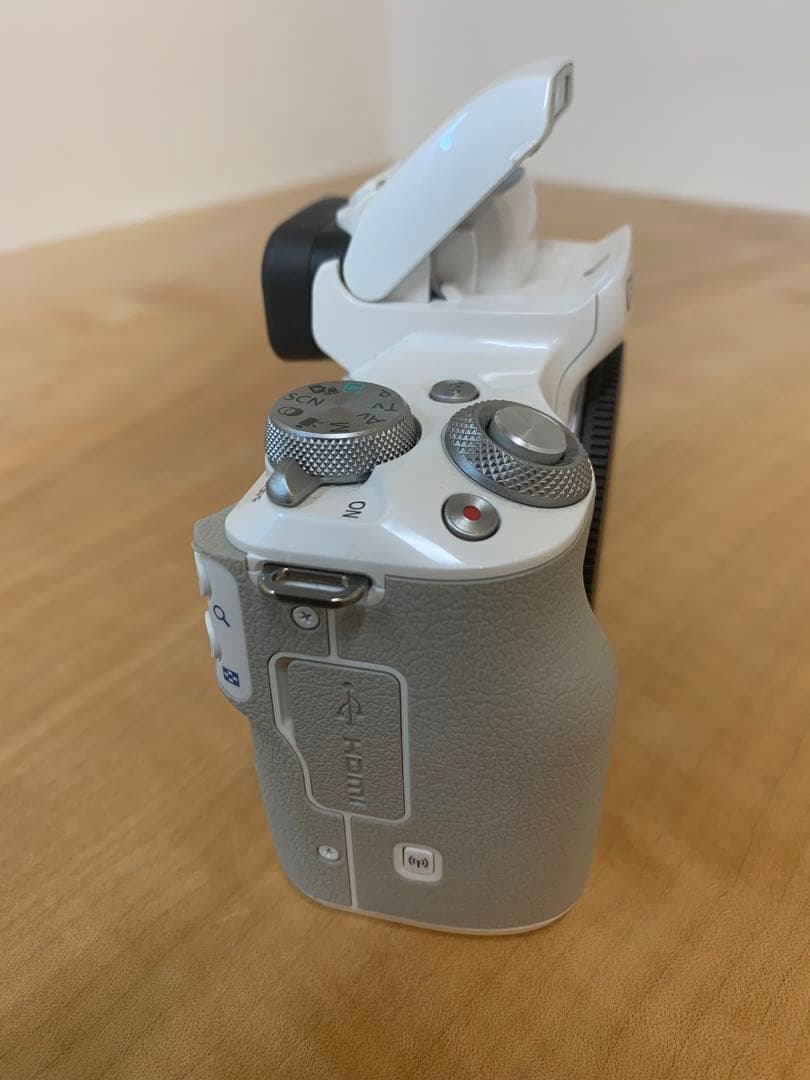 Canon EOS Kiss M ダブルズームキットホワイト充電器付き​