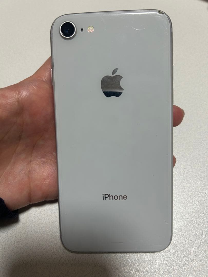 Apple iPhone 8 (iOS 16.7.5) バッテリー容量100%
