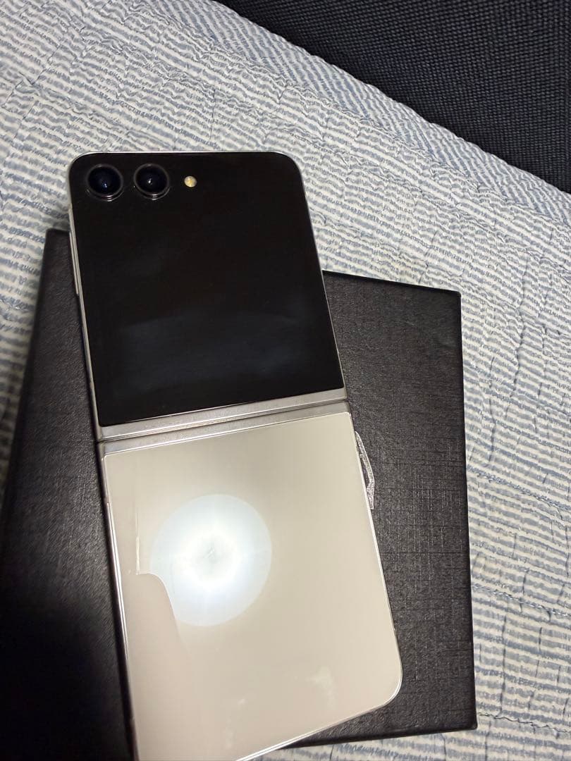 [大容量美品]Galaxy Z Flip5 512GB クリーム SIMフリー