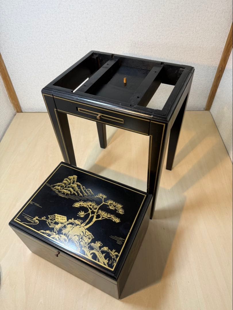 黒漆塗　金彩　台付収納ケース