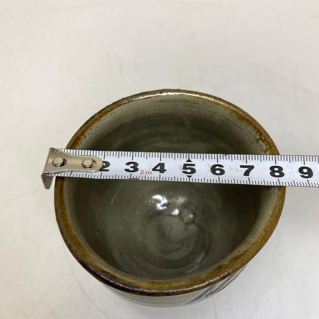 人間国宝　金城次郎　魚文湯呑　高さ約9㎝　東里8-0306①