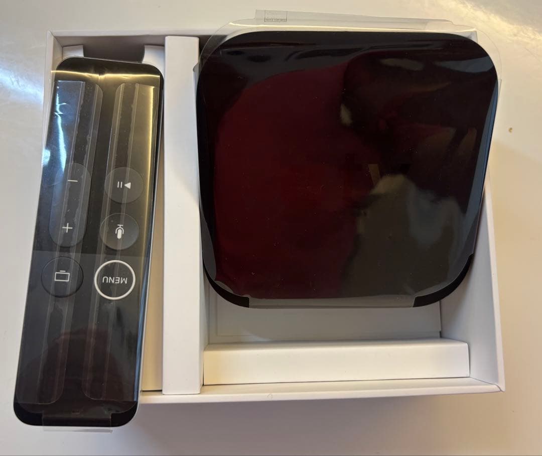 Apple TV 4K 本体とリモコン