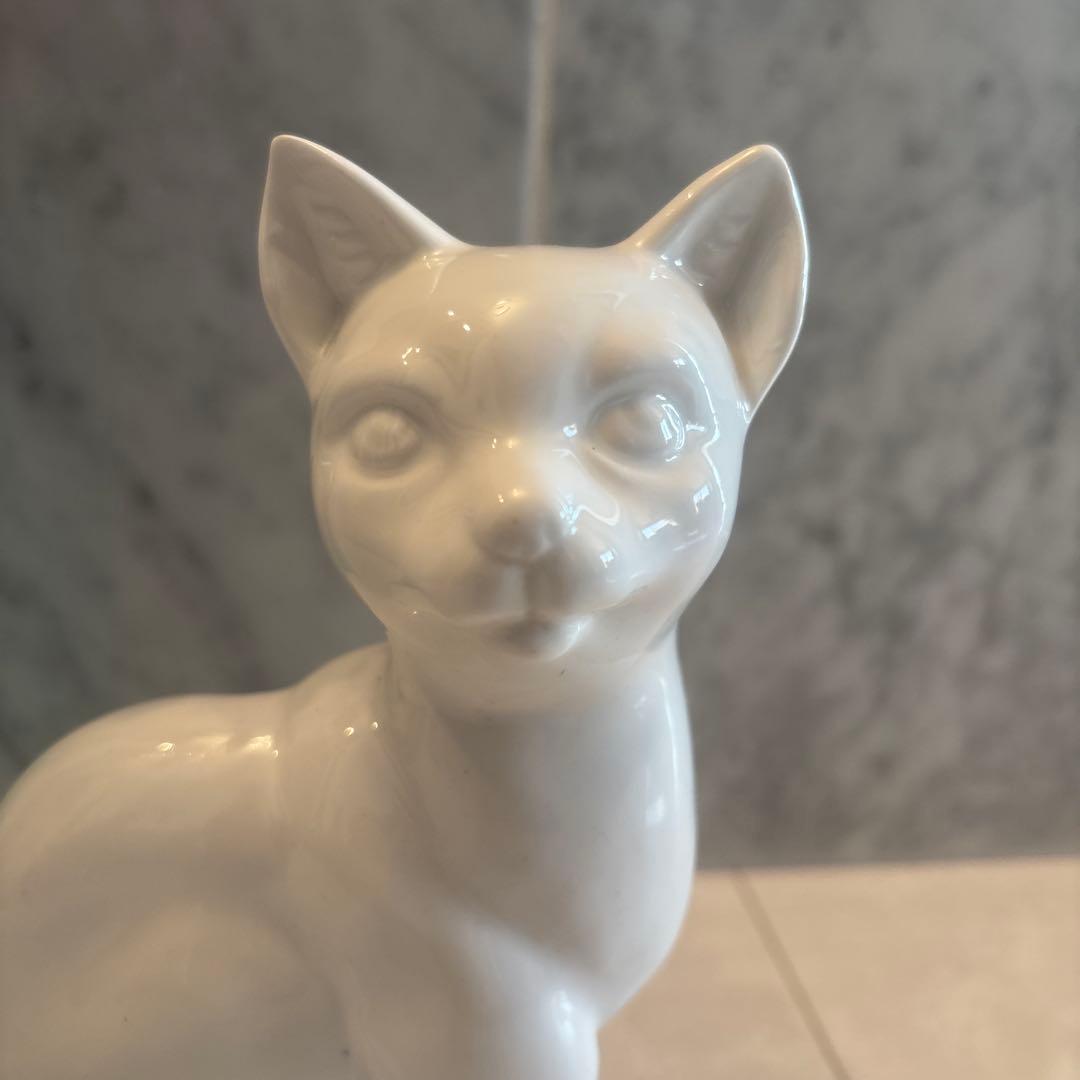 アンティーク妖艶な瞳や猫背が美しく存在感抜群の白磁の猫