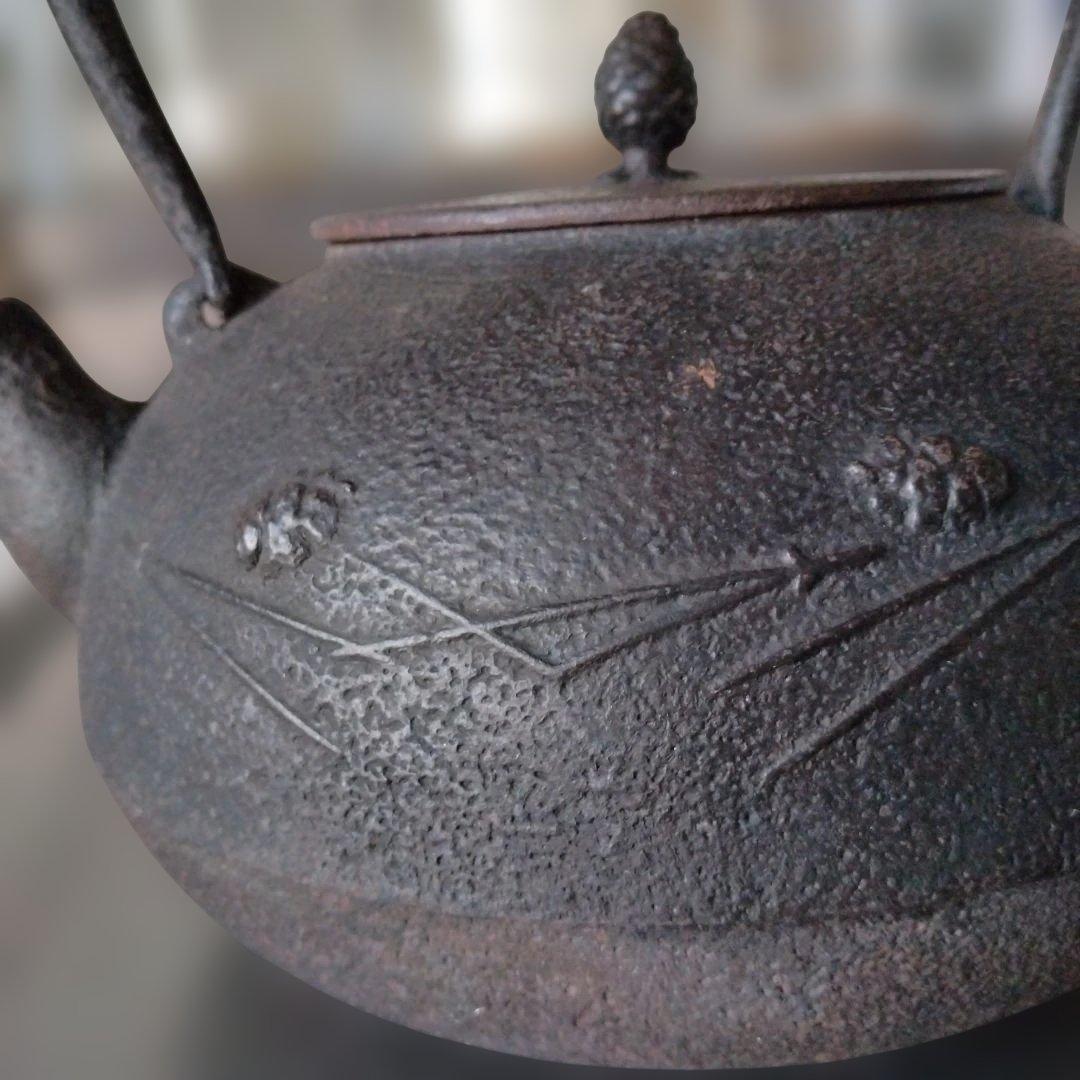 南部鉄器　　　　　　　　鋳鉄製黒鉄瓶 花模様 　(記念品)