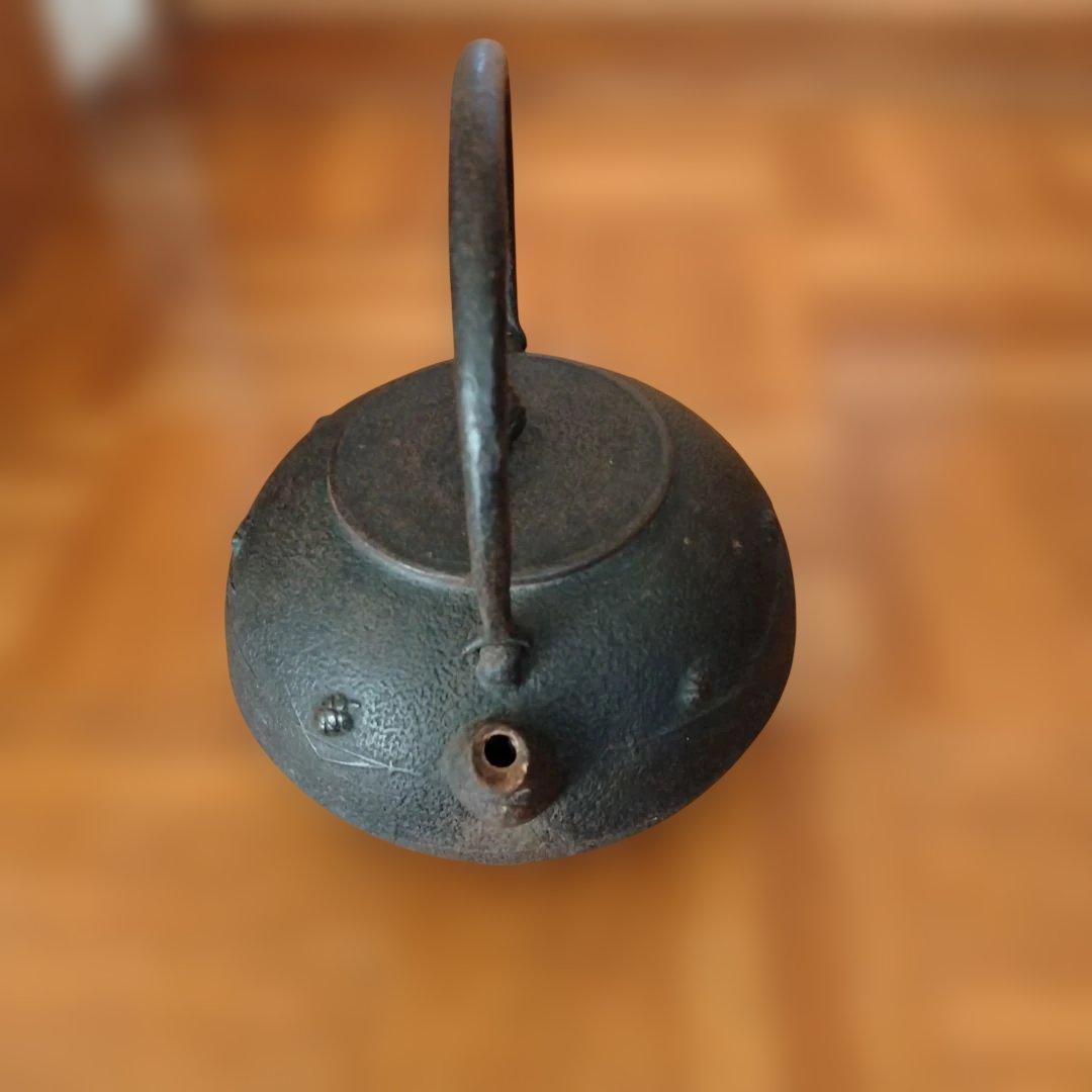 南部鉄器　　　　　　　　鋳鉄製黒鉄瓶 花模様 　(記念品)