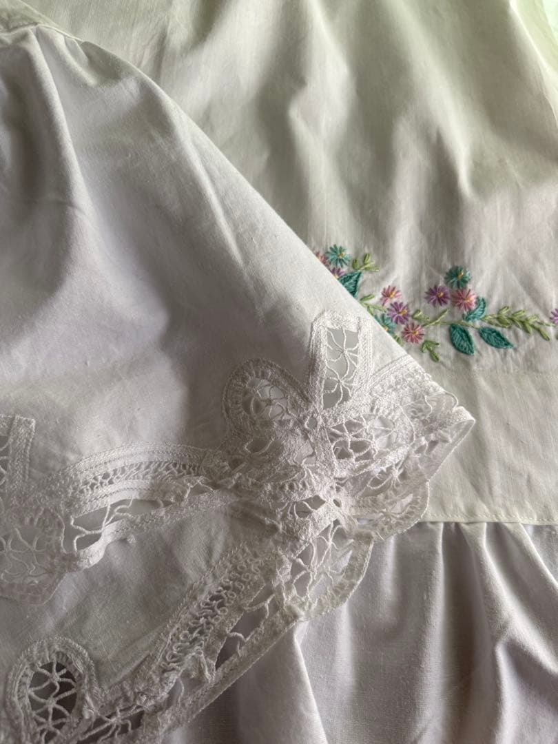 アンティーク花柄刺繍・バテンレースのふりふりカーテン
