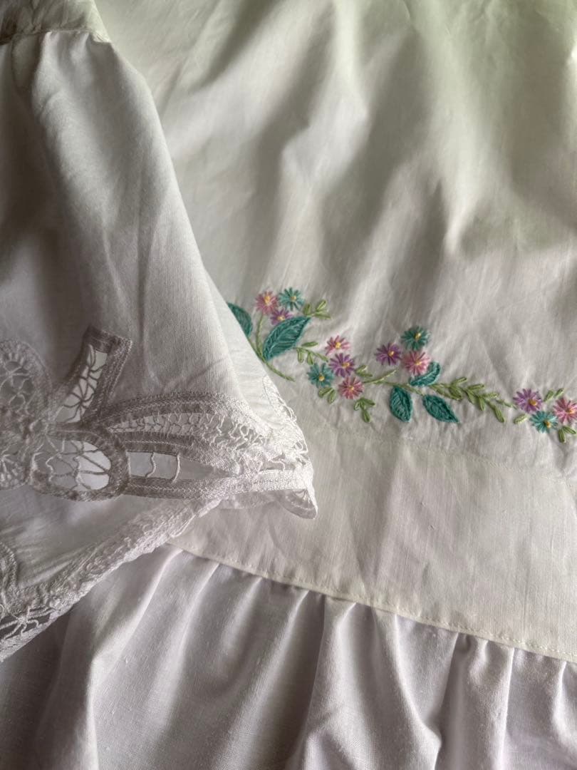 アンティーク花柄刺繍・バテンレースのふりふりカーテン