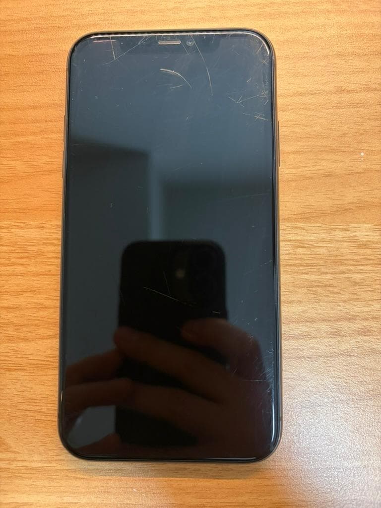 iPhone 11 64GB ブラック 背面ひび割れあり