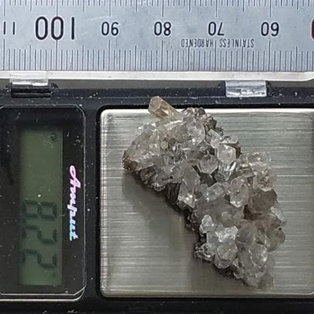 8.22g　カルサイト　透明系六角柱結晶　鉱物標本　柱状結晶