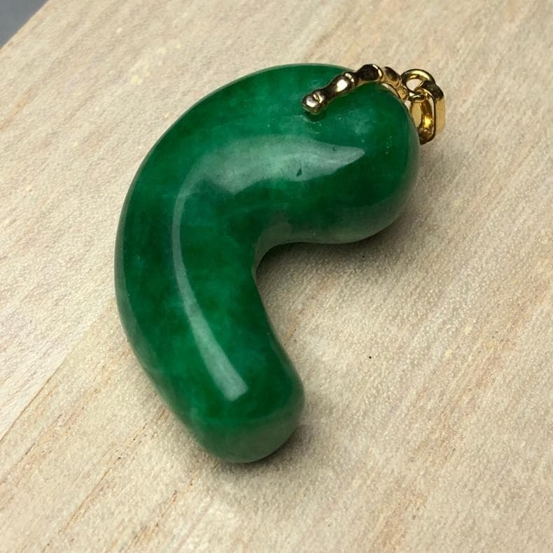 勾玉　 ペンダントトップ ヒスイ 翡翠　勾玉　重さ約17ｇ　共箱