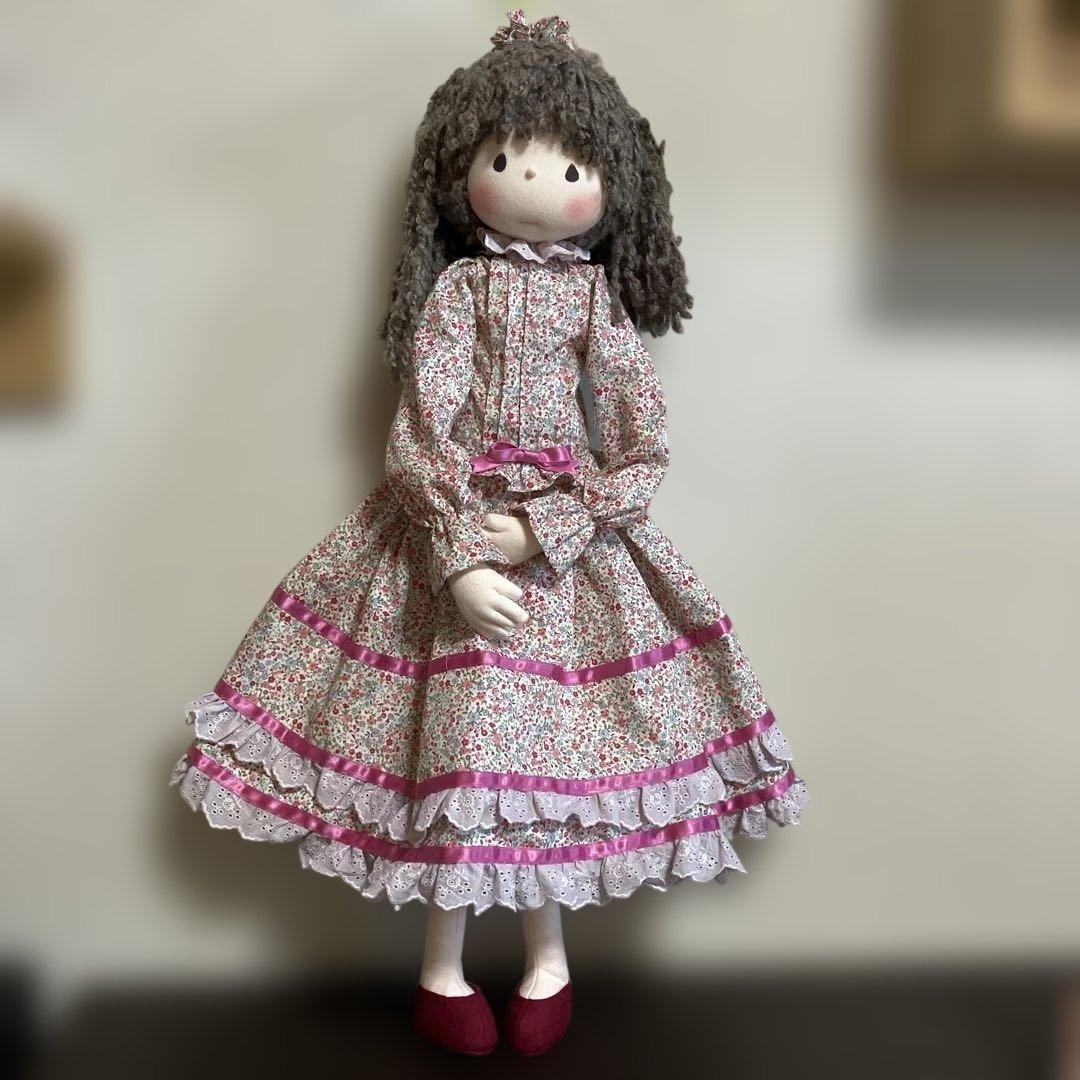 ピンクの髪飾りの少女