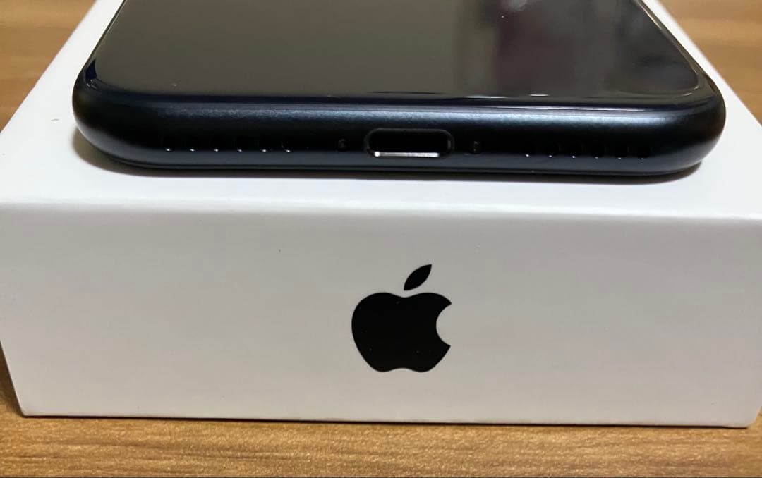 ほぼ未使用Apple 版iPhone SE第3世代 64GB保証ありBT100%