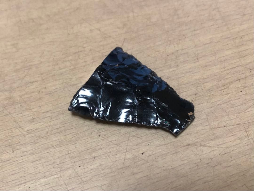 「黒曜石製の石器の破片」だと思います…。