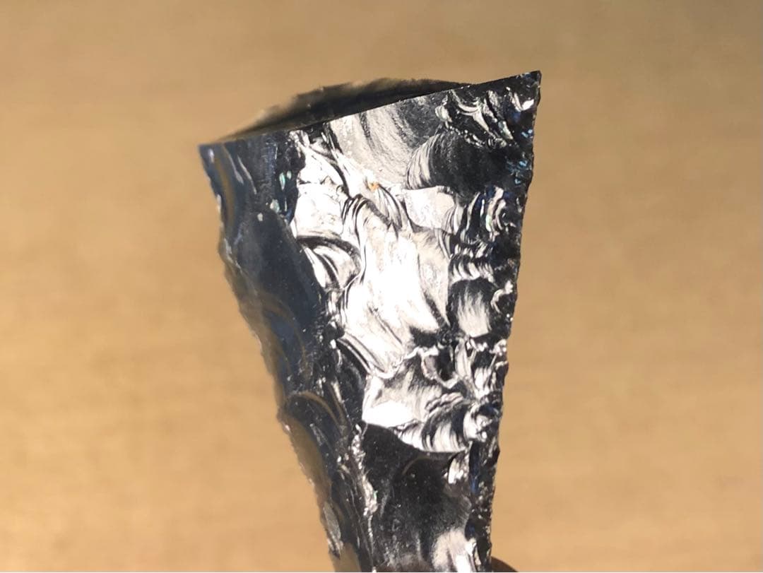 「黒曜石製の石器の破片」だと思います…。