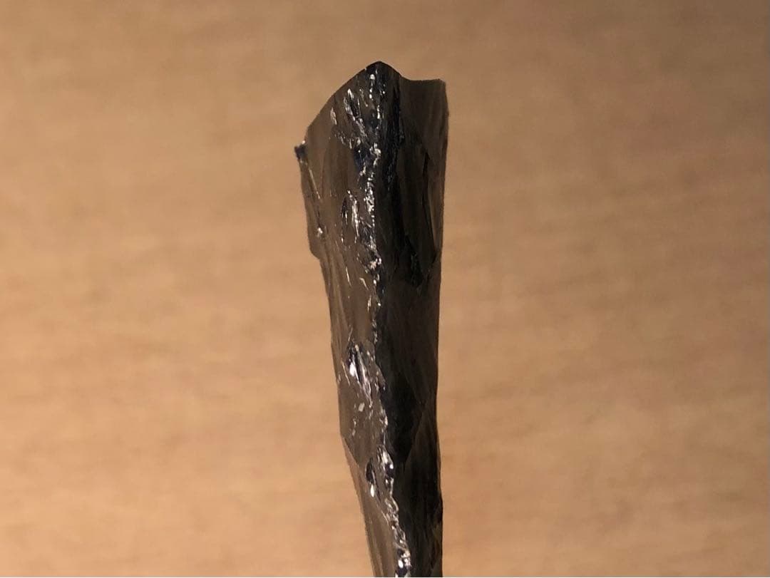 「黒曜石製の石器の破片」だと思います…。